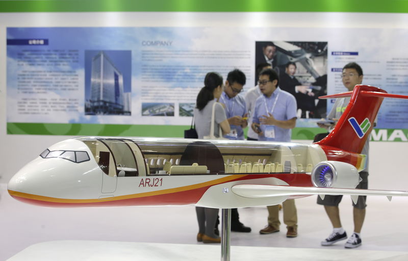 © Reuters. File photo of a model of the ARJ21 regional jet from Commercial Aircraft Corp of China displayed at the Aviation Expo China 2015, in Beijing