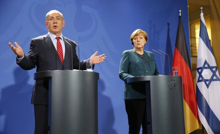 © Reuters. Netanyahu e Merkel concedem entrevista em Berlim