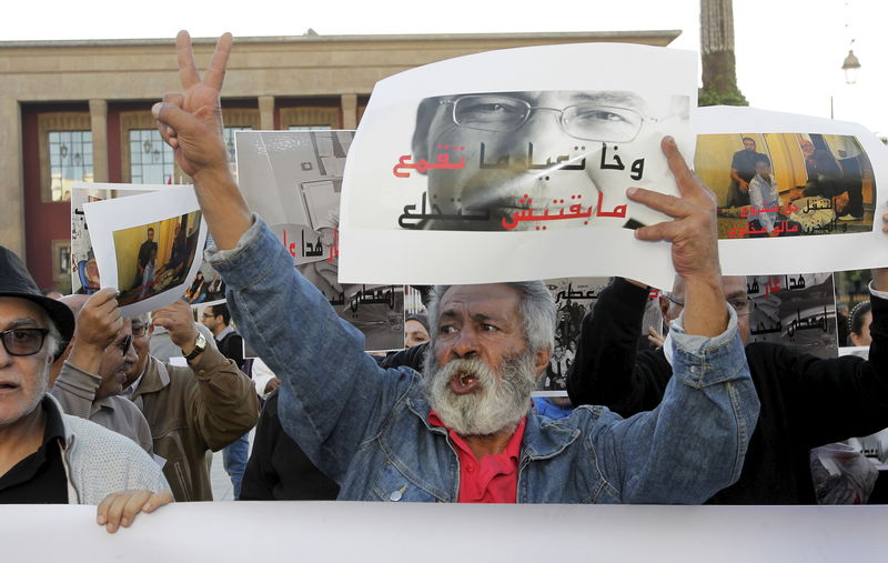 © Reuters. عشرات الحقوقيين المغاربة يتضامنون مع ناشط مضرب عن الطعام