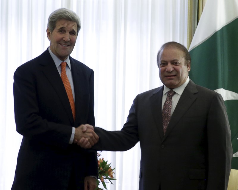 © Reuters. باكستان ستبلغ أمريكا بانها لن تقبل قيودا على اسلحة نووية تكتيكية