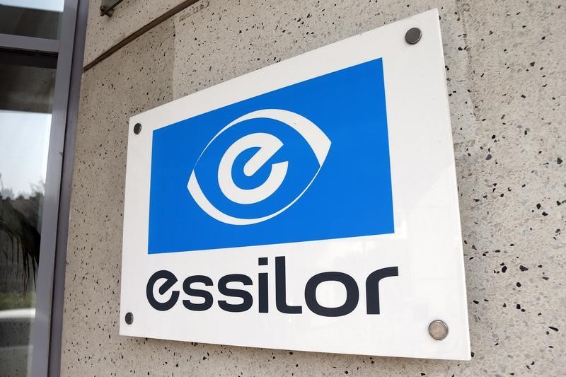 © Reuters. HAUSSE DU CA D'ESSILOR AU 3E TRIMESTRE