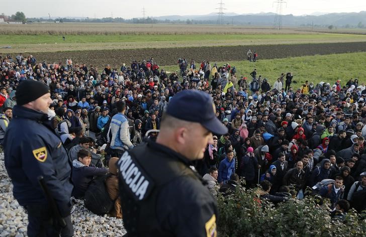 © Reuters. سلوفينيا تطلب من الاتحاد الاوروبي قوات شرطة لتنظيم تدفق اللاجئين