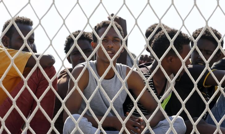 © Reuters. إيطاليا ترحل 70 مهاجرا سوريا وإريتريا الى السويد وفنلندا