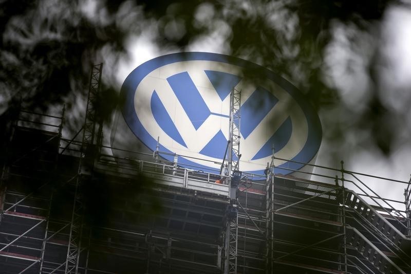 © Reuters. A Volkswagen logo stands on the roof of the company's headquaters in Wolfsburg