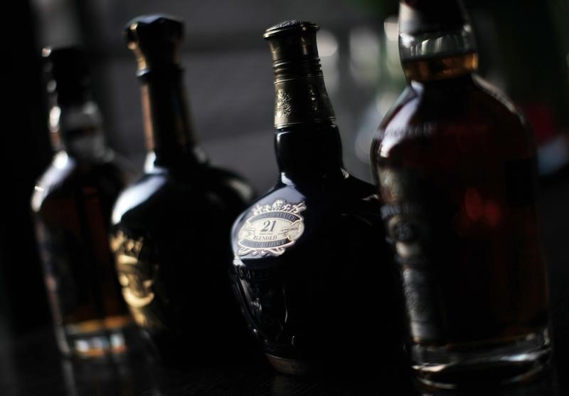 © Reuters. Бутылки виски Chivas Regal