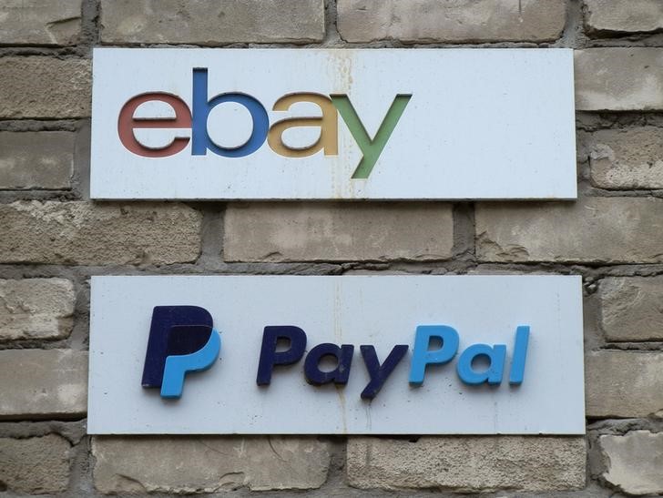 © Reuters. Вывески с логотипами eBay и PayPal у входа в офис в Торонто 