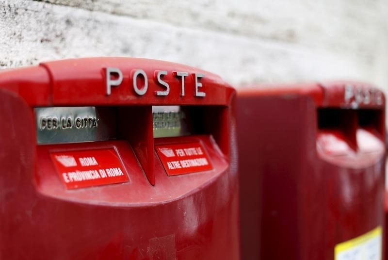 © Reuters. Una buca delle lettere in centro a Roma