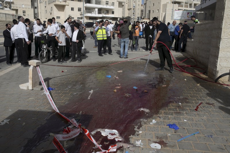 © Reuters. الفلسطينيون يواصلون هجماتهم وكيري يسعى لتهدئة العنف