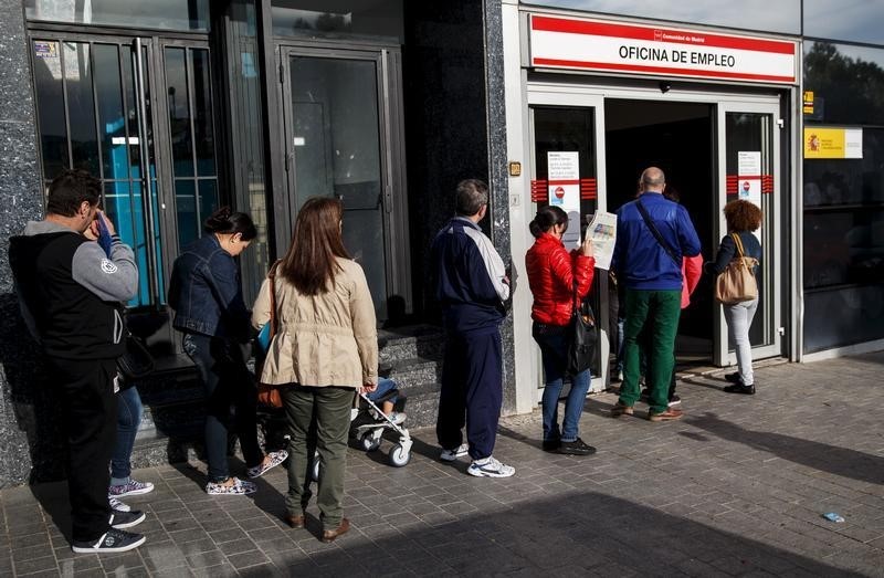 © Reuters. Madrid, persone in fila davanti a un ufficio di collocamento