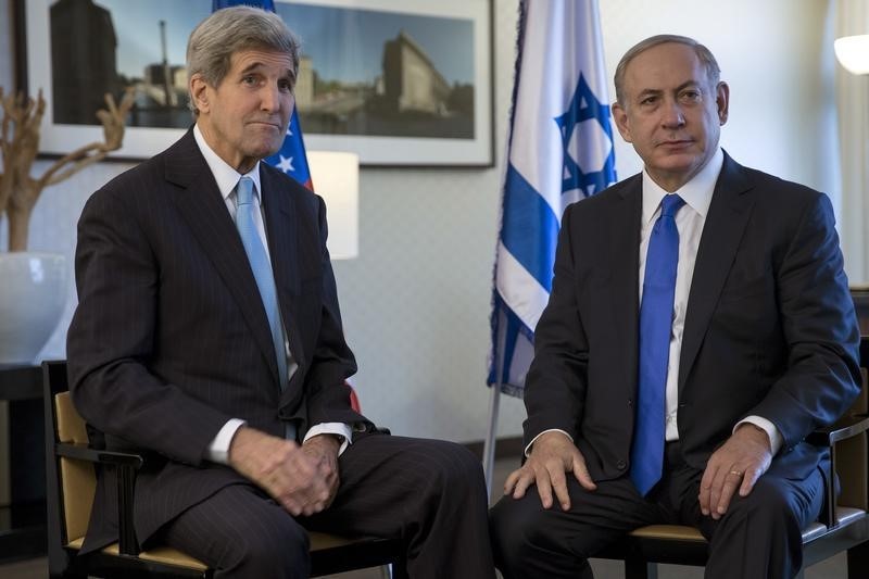 © Reuters. Kerry busca calmar los ánimos en Israel tras las declaraciones de Netanyahu
