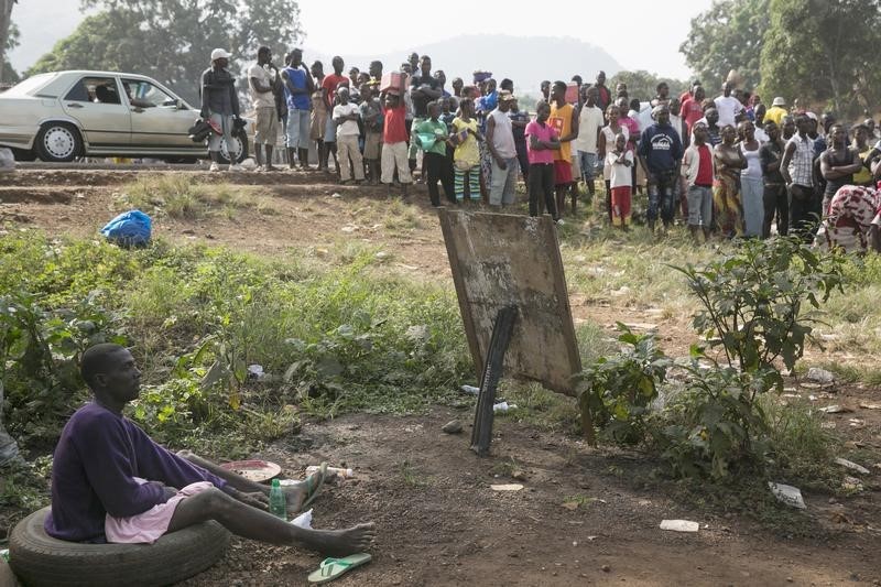 © Reuters. وفيات غامضة في سيراليون تنشر الرعب بشأن عودة الايبولا