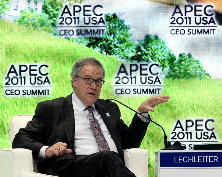 © Reuters. Eli Lily and Company's President and CEO Lechleiter speaks during the APEC CEO summit in Honolulu