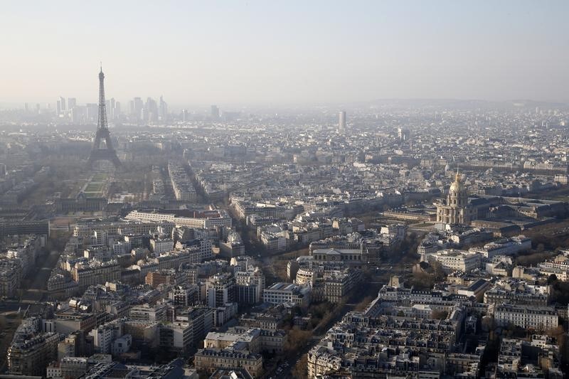 © Reuters. A general view of the Eiffel tower and La Defense business district skyline in the background as warm and sunny weather continues in France