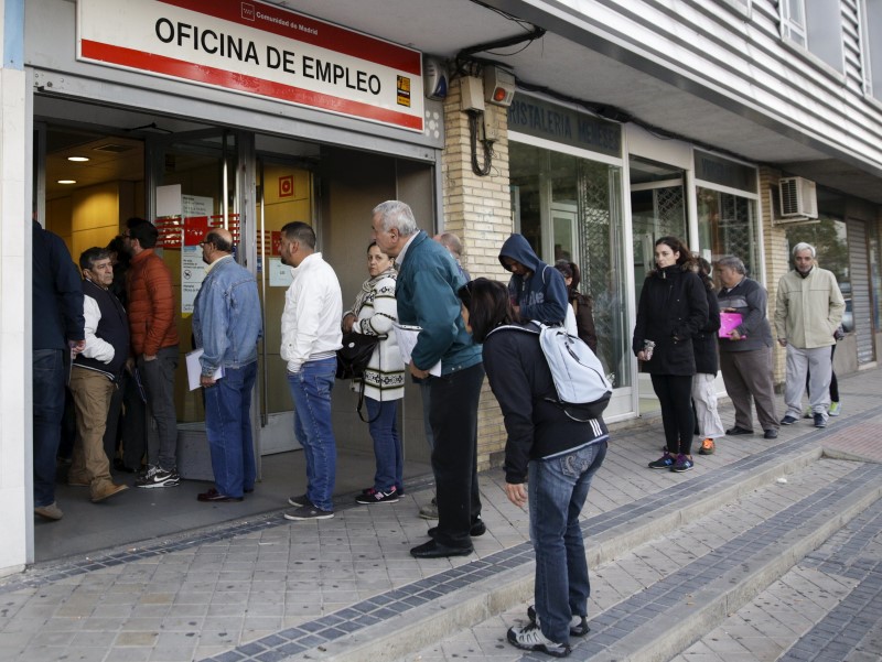 © Reuters. People queue outside a government-run job centre in Madrid