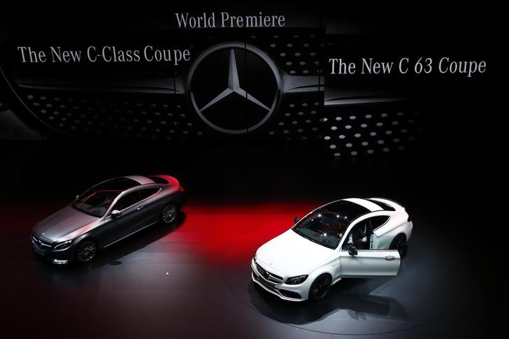 © Reuters. Автомобили Mercedes-Benz C-Class Coupe и C63 на автосалоне Frankfurt Motor Show (IAA) 