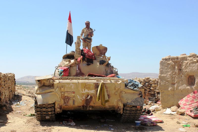 © Reuters. Yemeni soldier stands on a tank stationed near Marib's old city, Yemen