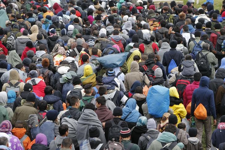 © Reuters. Imigrantes caminhando em Rigonce, na Eslovênia