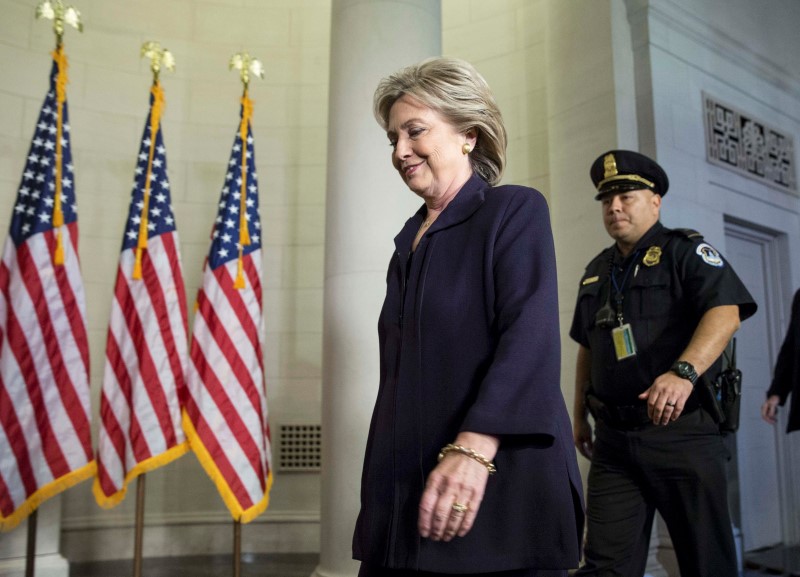 © Reuters. U.S. Democratic presidential candidate Clinton arrives to testify before House Select Committee on Benghazi in Washington 