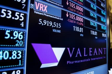 © Reuters. A board shows the name of Valeant Pharmaceuticals above the floor of the New York Stock Exchange shortly after the opening of the markets in New York 