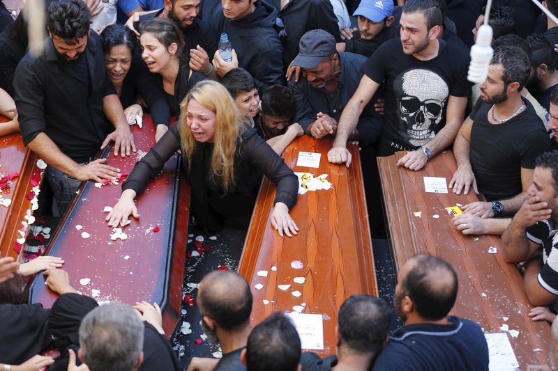 © Reuters. لبنان يشيع 7 أفراد من عائلة قضت في رحلتها للوصول إلى اليونان