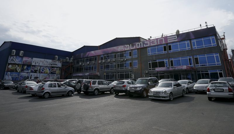 © Reuters. A general view shows a studio building of Rustavi 2 TV station in Tbilisi