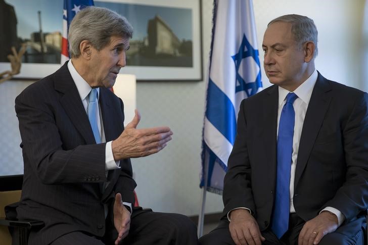 © Reuters. Kerry se reúne com Netanyahu em Berlim