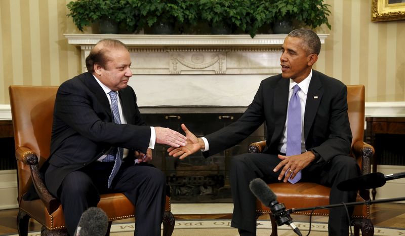 © Reuters. U.S. President Barack Obama meets Pakistan's Prime Minister Nawaz Sharif in the Oval Office of the White House in Washington 