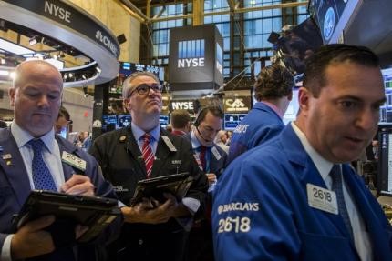 © Reuters. Traders work on the floor of the New York Stock Exchange shortly after the opening of the markets in New York