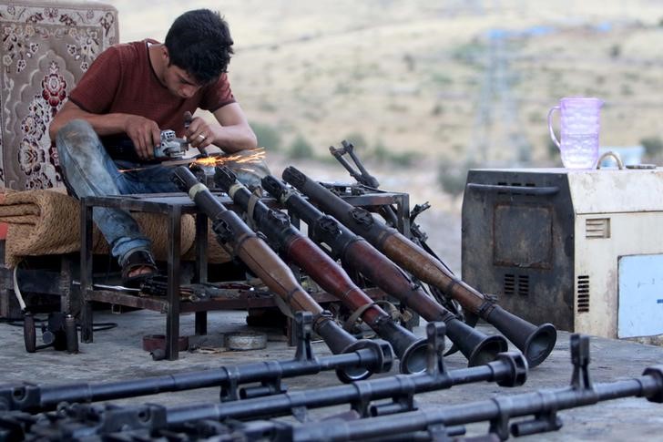 © Reuters. Curdo conserta armas para forças curdas peshmergas no norte do Iraque