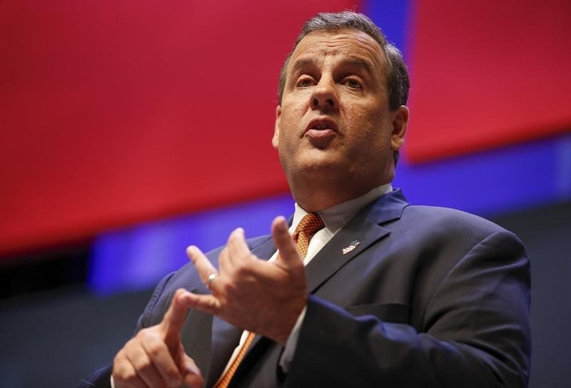 © Reuters. U.S. Republican presidential candidate Christie speaks during the Heritage Action for America presidential candidate forum in Greenville