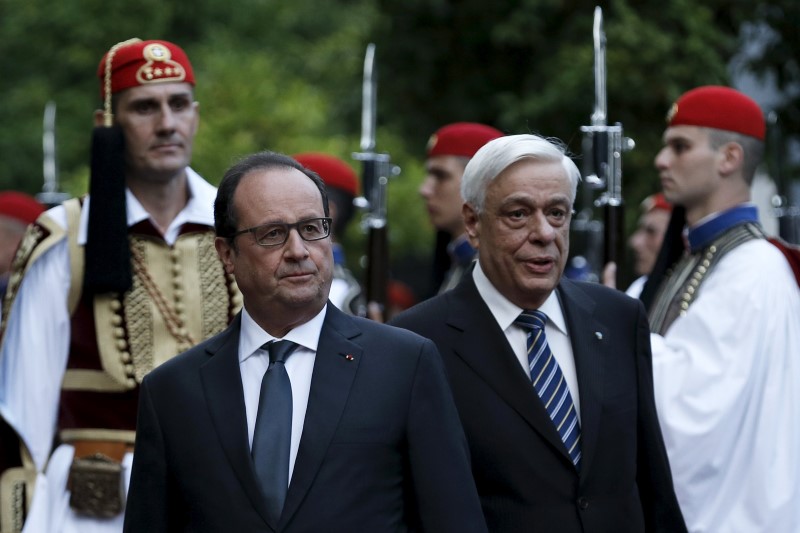 © Reuters. HOLLANDE APPELLE À DISCUTER RAPIDEMENT DU POIDS DE LA DETTE EN GRÈCE 