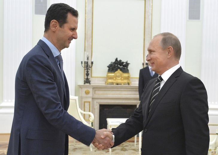 © Reuters. Putin cumprimenta Assad em Moscou