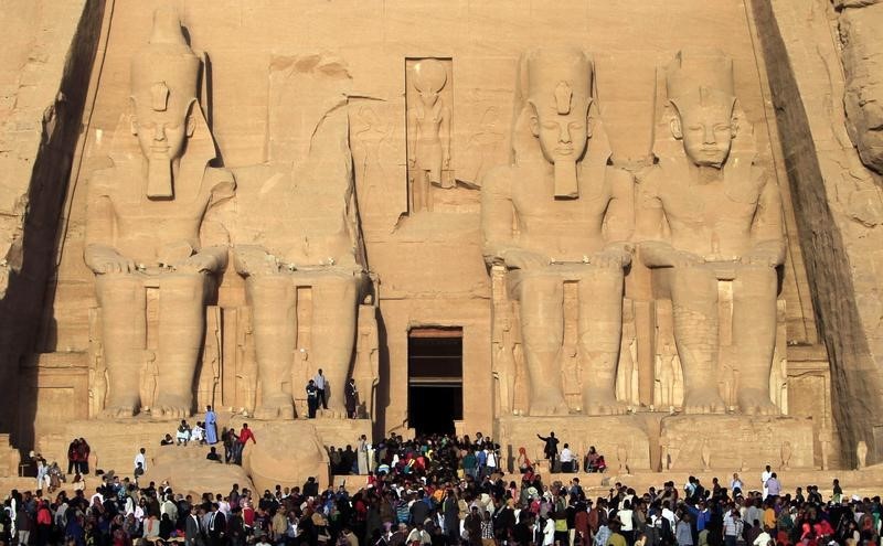 © Reuters. إزاحة الستار عن ثلاثة تماثيل لفرنسية ومصريين أسهموا في إنقاذ معبد فرعوني
