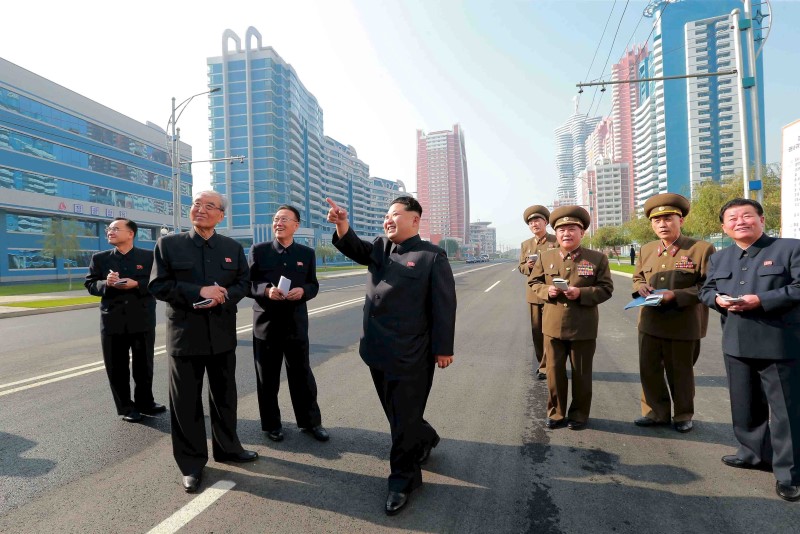 © Reuters. KCNA picture of North Korean leader Kim Jong Un inspecting the completed Mirae Scientists Street