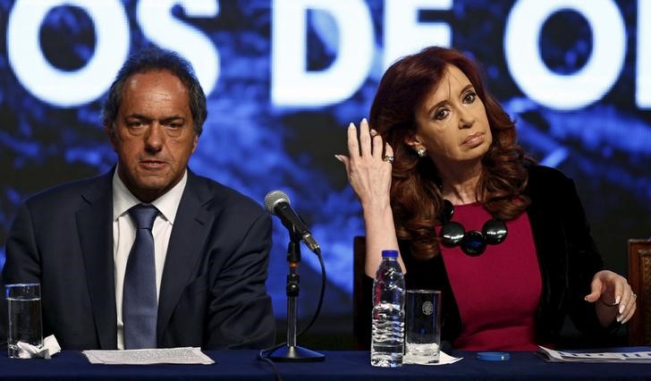 © Reuters. Presidente da Argentina, Cristina Kirchner, ao lado do candidato Scioli