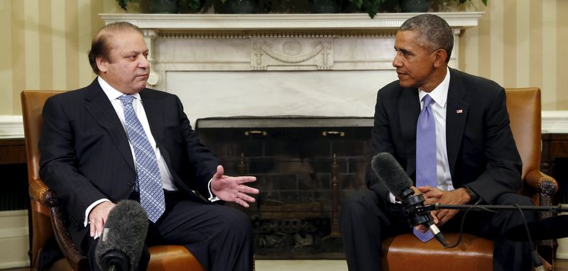 © Reuters. اوباما ورئيس وزراء باكستان يبحثان مسألة الرهائن الامريكيين