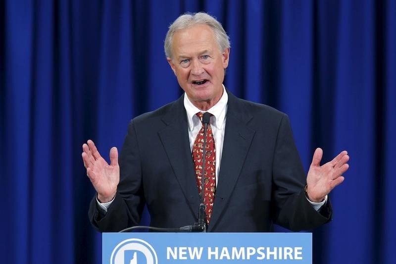 © Reuters. U.S. Democratic presidential candidate Lincoln Chafee speaks at the New Hampshire Democratic Party State Convention in Manchester