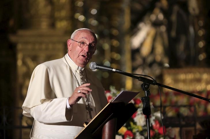 © Reuters. Papa Francisco continúa con reforma de la burocracia del Vaticano, crea nuevo departamento