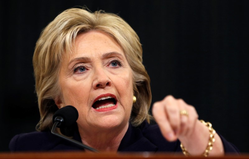 © Reuters. كلينتون تتصدى لانتقادات الجمهوريين في جلسة بالكونجرس عن هجوم بنغازي