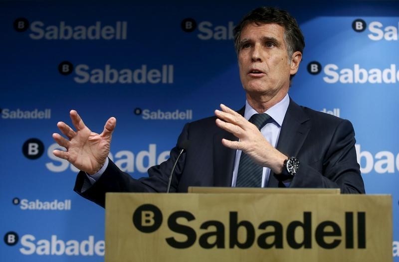 © Reuters. Sabadell mantiene las cláusulas suelo y su rival Caixabnk las elimina 