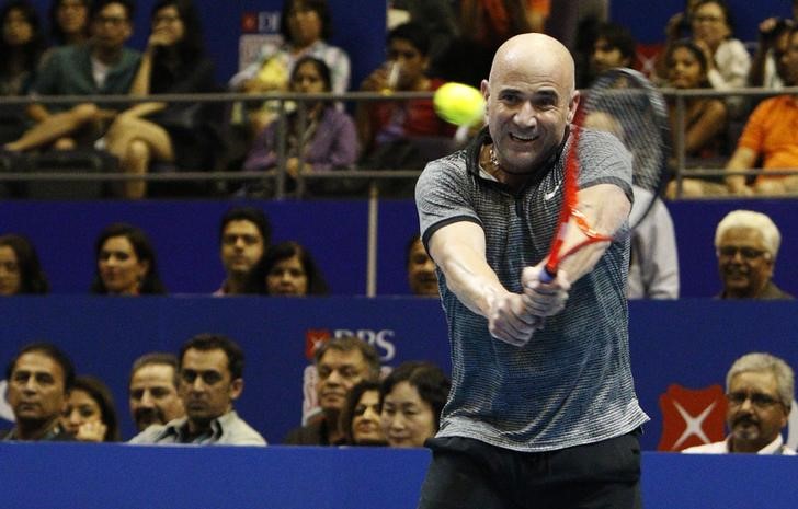 © Reuters. Agassi confiesa haber sido el número uno más infeliz del mundo