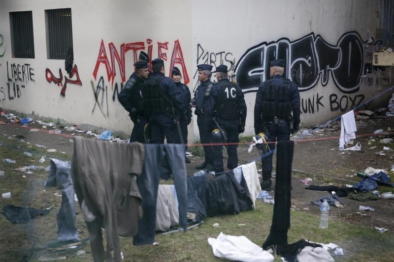 © Reuters. شرطة باريس تنهي خلافا وتبدأ في اجلاء مهاجرين من مدرسة