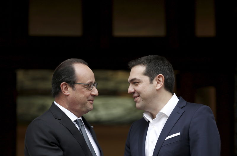 © Reuters. Presidente da França, François Hollande, e primeiro-ministro da Grécia, Alexis Tsipras, durante encontro em Atenas