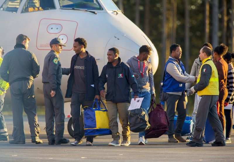 © Reuters. السويد تشدد قوانين الهجرة وسط وصول أعداد قياسية من طالبي اللجوء