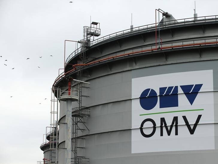 © Reuters. Логотип OMV на территории НПЗ в австрийском городе Швехат 