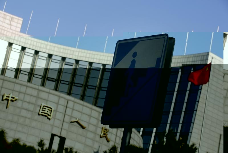 © Reuters. Sign for pedestrians is seen in front of the headquarters of the People's Bank of China, China's central bank, in central Beijing