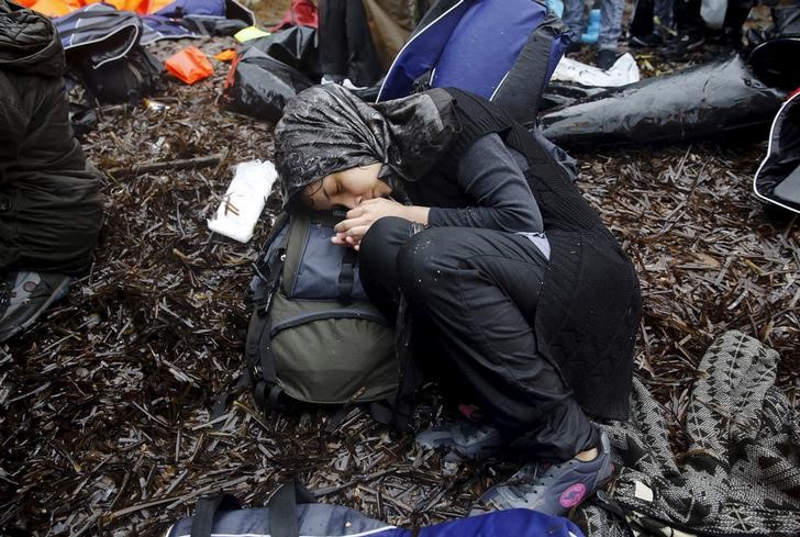 © Reuters. Refugiada síria na ilha grega de Lesbos