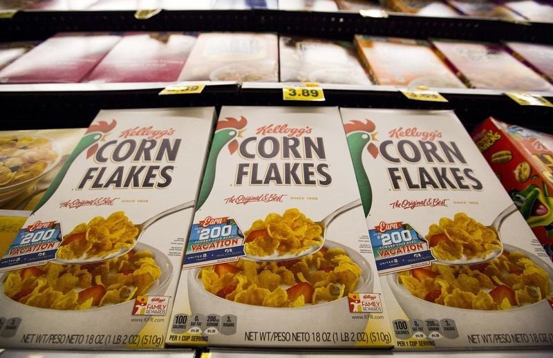 © Reuters. Kellogg's Corn Flakes cereal is pictured at a Ralphs grocery store in Pasadena