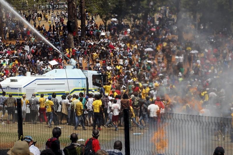 © Reuters. شرطة جنوب أفريقيا تطلق قنابل صوت على طلبة خارج مقر الرئيس