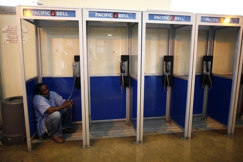 © Reuters. خفض أسعار المكالمات الهاتفية للسجناء في أمريكا للتواصل مع عائلاتهم
